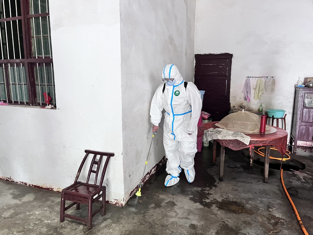 崇阳县桂花泉镇：暴雨过后忙消杀 筑牢健康防护墙.jpg