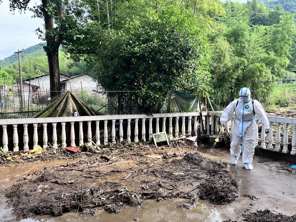 崇阳县桂花泉镇：暴雨过后忙消杀 筑牢健康防护墙1.jpg