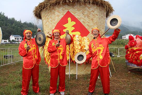 咸宁市首届农民丰收节在我县柃蜜小镇举行