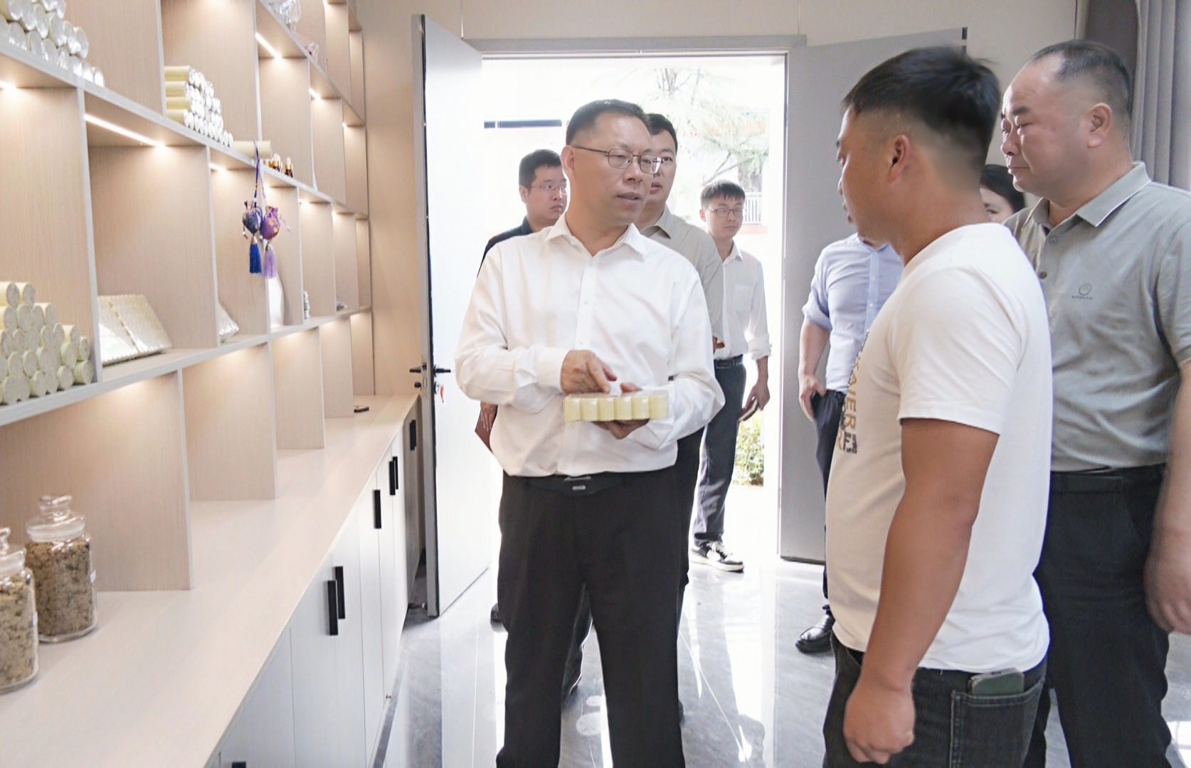郑俊华深入青山镇调研乡村振兴工作时强调：因地制宜 分类施策 大力发展富民产业