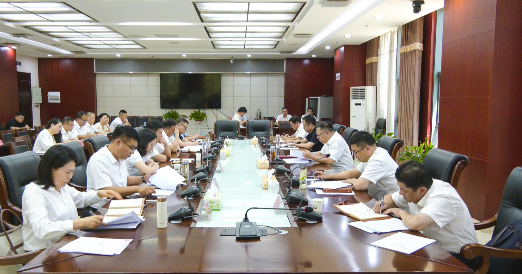 郑俊华主持召开县委中心组8月集体学习研讨会