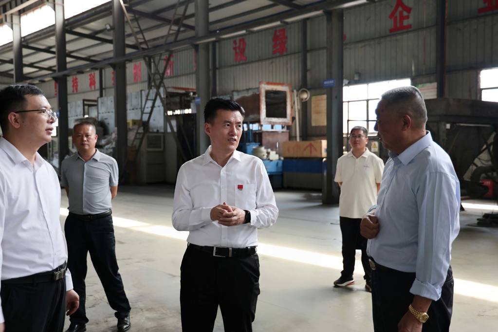 杨修伟到县经济开发区调研钒产业和工业企业发展